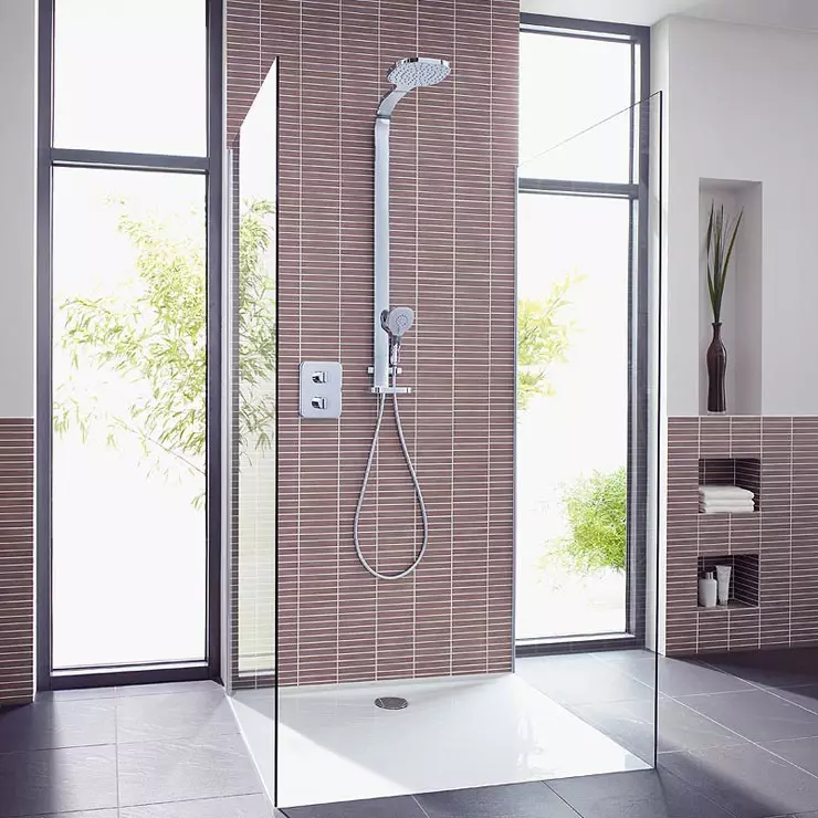 Dušas be dušo vonioje (57 nuotraukos): vonios kambario dizainas ir apdaila su sielos scenoje be salono privačiame name ir bute 21400_27