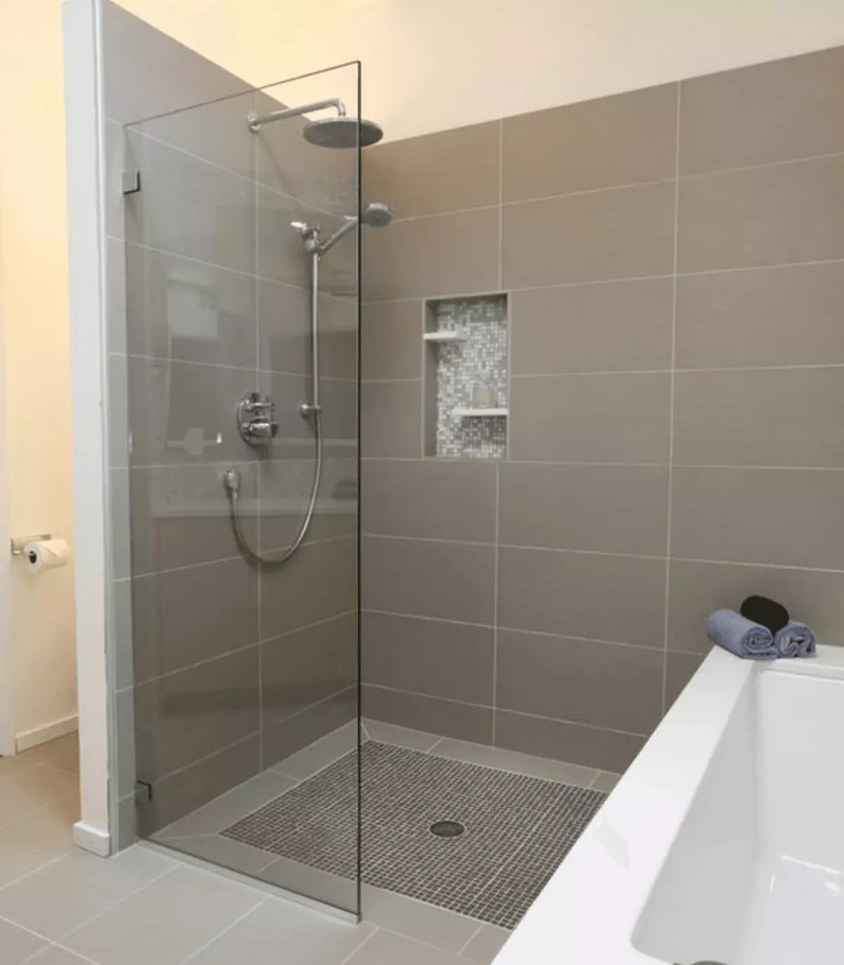 Tuš bez tuširanja u kupaonici (57 fotografija): Dizajn i uređenje kupaonice s scenom duše bez kabine u privatnoj kući i apartmanu 21400_3