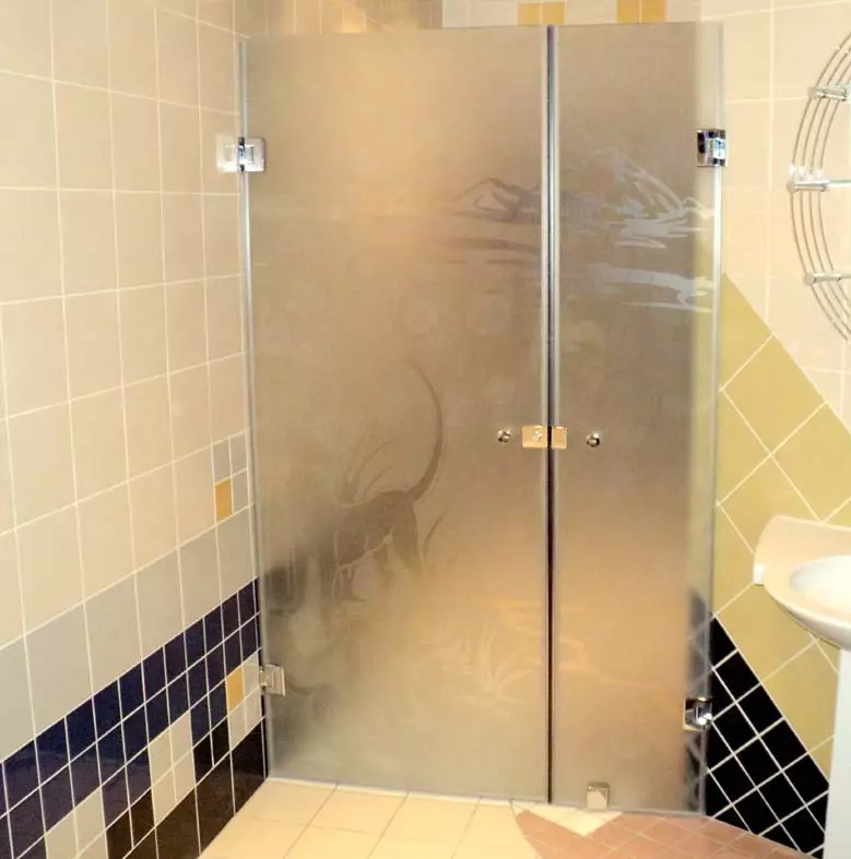 Dutxar-se sense dutxa al bany (57 fotos): El disseny i la decoració de la cambra de bany amb l'escena de l'ànima sense una cabina en una casa privada i apartaments 21400_34
