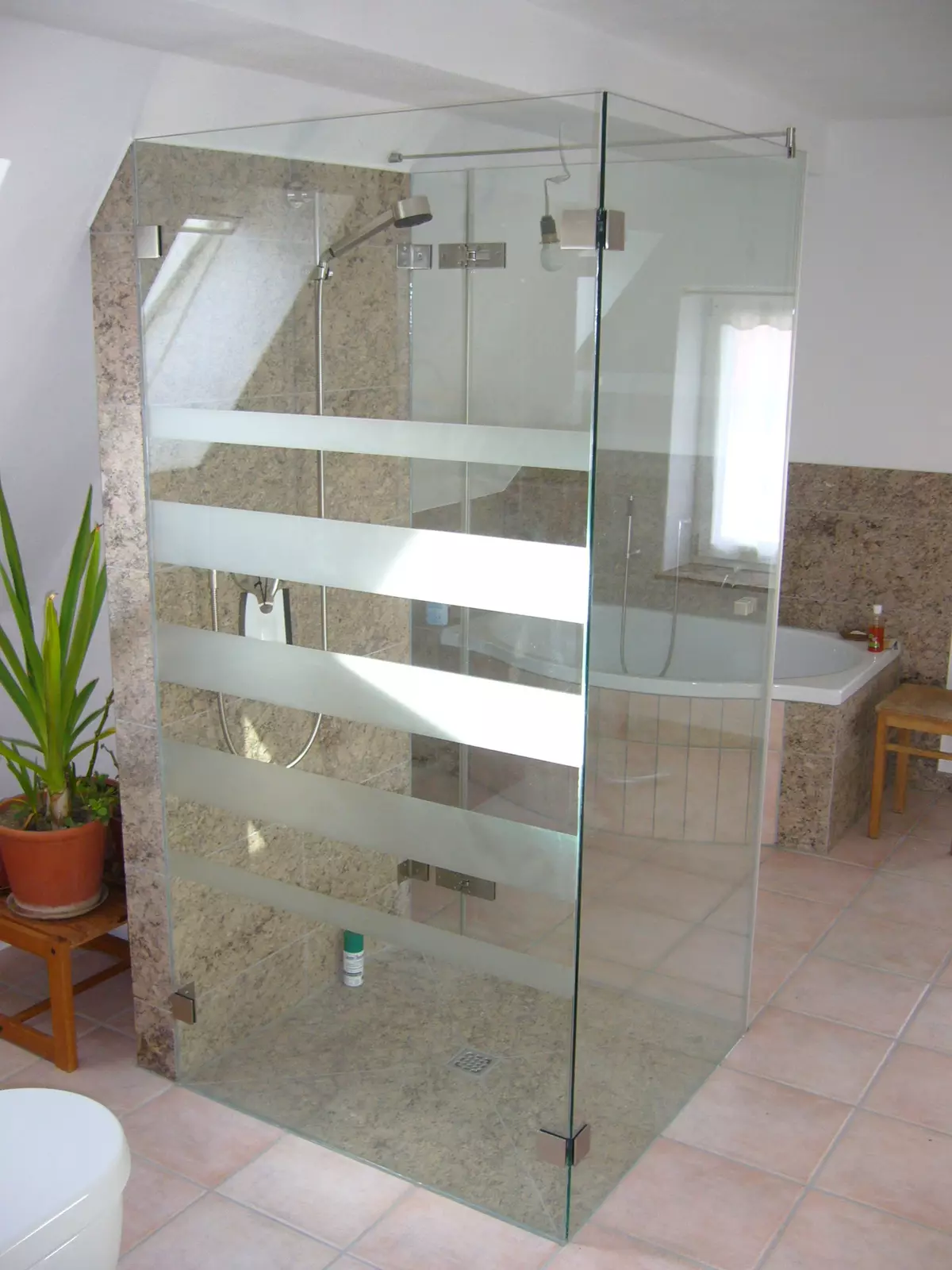 Туширање без туширања у купатилу (57 фотографија): дизајн и декорација купатила са сценом душе без кабине у приватној кући и стану 21400_36