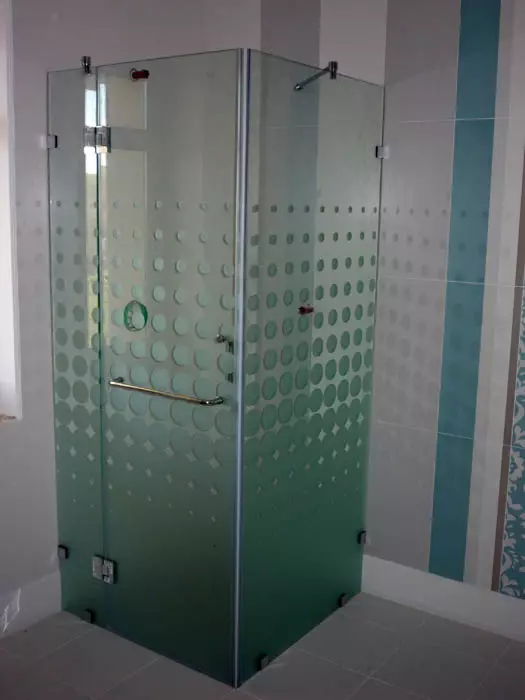 Душ без душ в банята (57 снимки): Проектиране и декорация на банята с душа сцена без кабина в частна къща и апартамент 21400_38