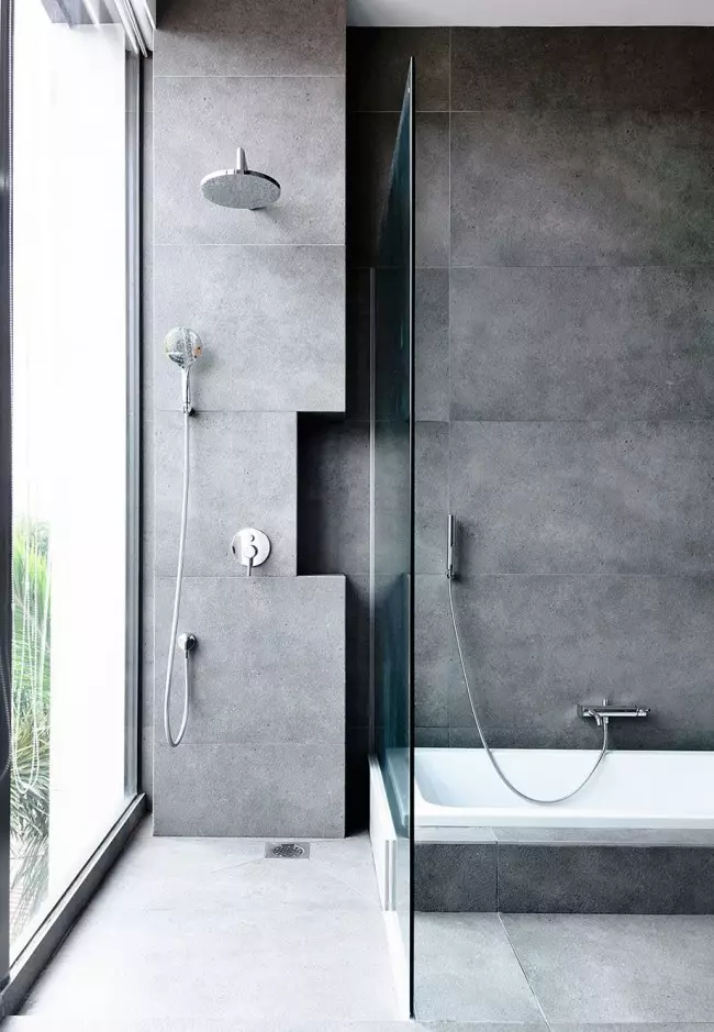 Душ без душ в банята (57 снимки): Проектиране и декорация на банята с душа сцена без кабина в частна къща и апартамент 21400_47