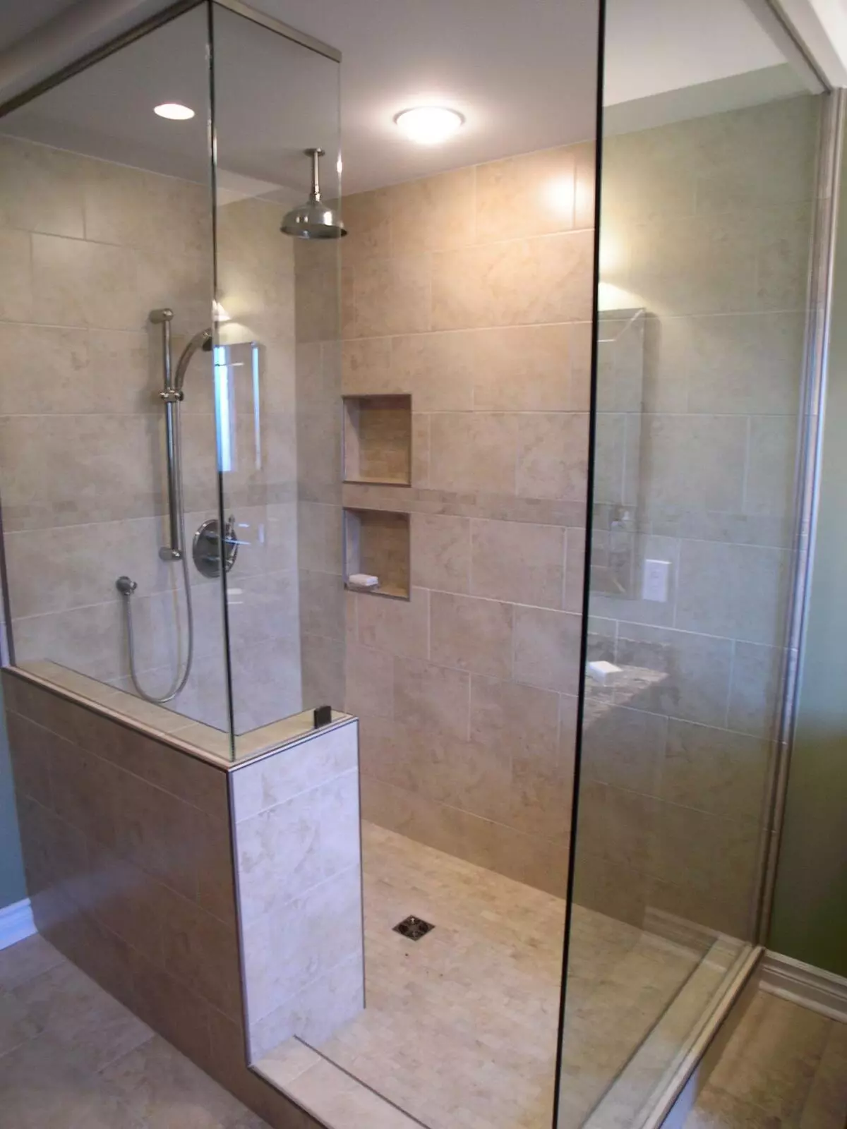 Dušas be dušo vonioje (57 nuotraukos): vonios kambario dizainas ir apdaila su sielos scenoje be salono privačiame name ir bute 21400_5