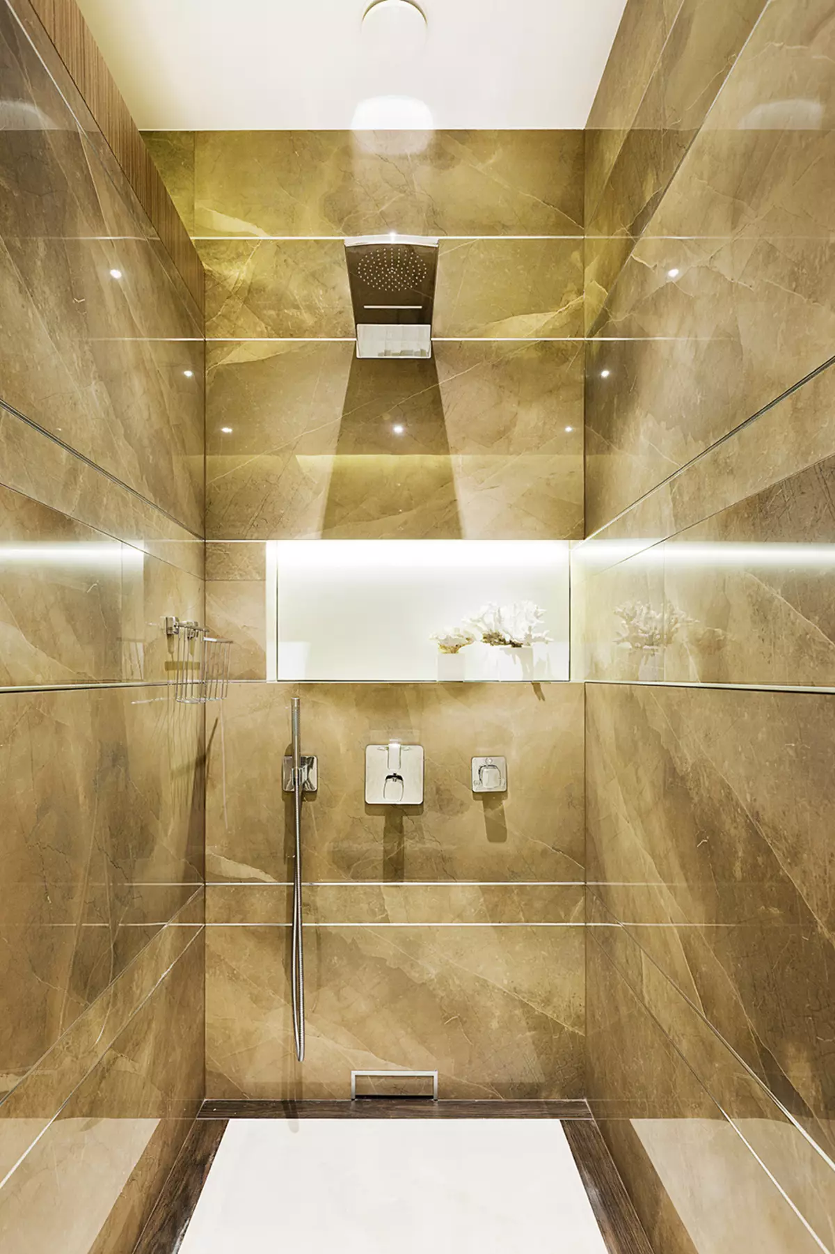 Душ без душ в банята (57 снимки): Проектиране и декорация на банята с душа сцена без кабина в частна къща и апартамент 21400_51