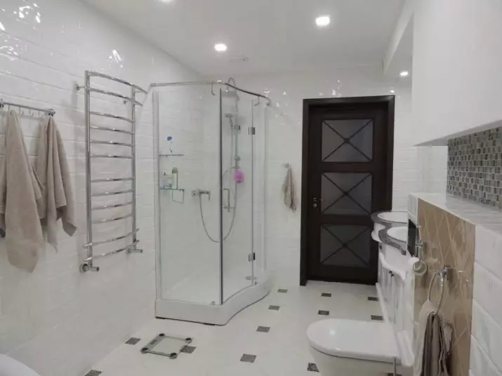 Pancuran tanpa pancuran di bilik mandi (57 foto): Reka bentuk dan hiasan bilik mandi dengan adegan jiwa tanpa kabin di rumah dan apartmen peribadi 21400_54