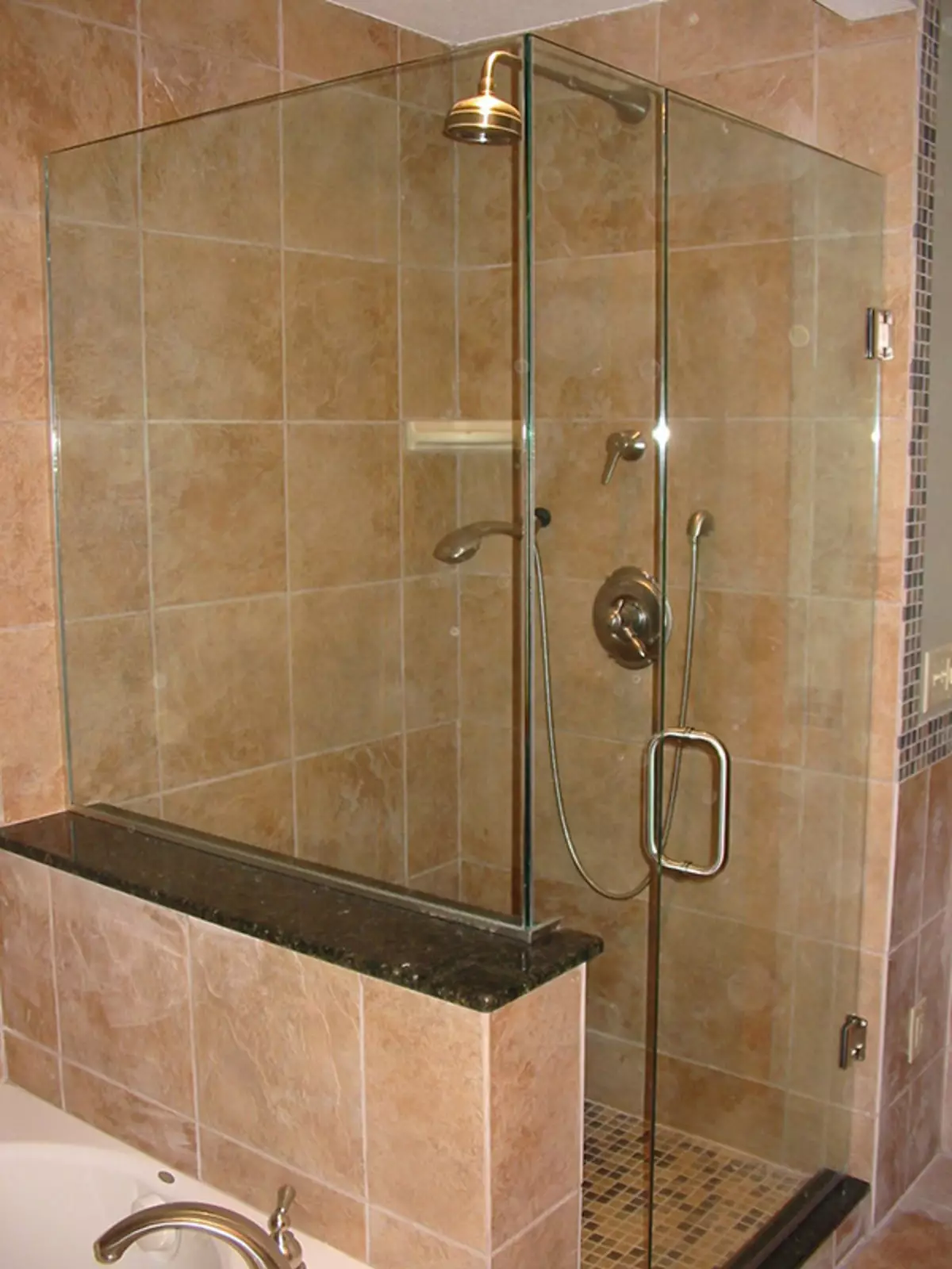 Туширање без туширања у купатилу (57 фотографија): дизајн и декорација купатила са сценом душе без кабине у приватној кући и стану 21400_56