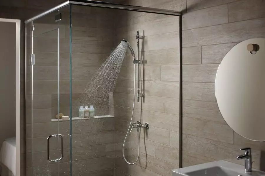 دوش بدون حمام در حمام (57 عکس): طراحی و دکوراسیون حمام با صحنه روح بدون کابین در یک خانه خصوصی و آپارتمان 21400_7