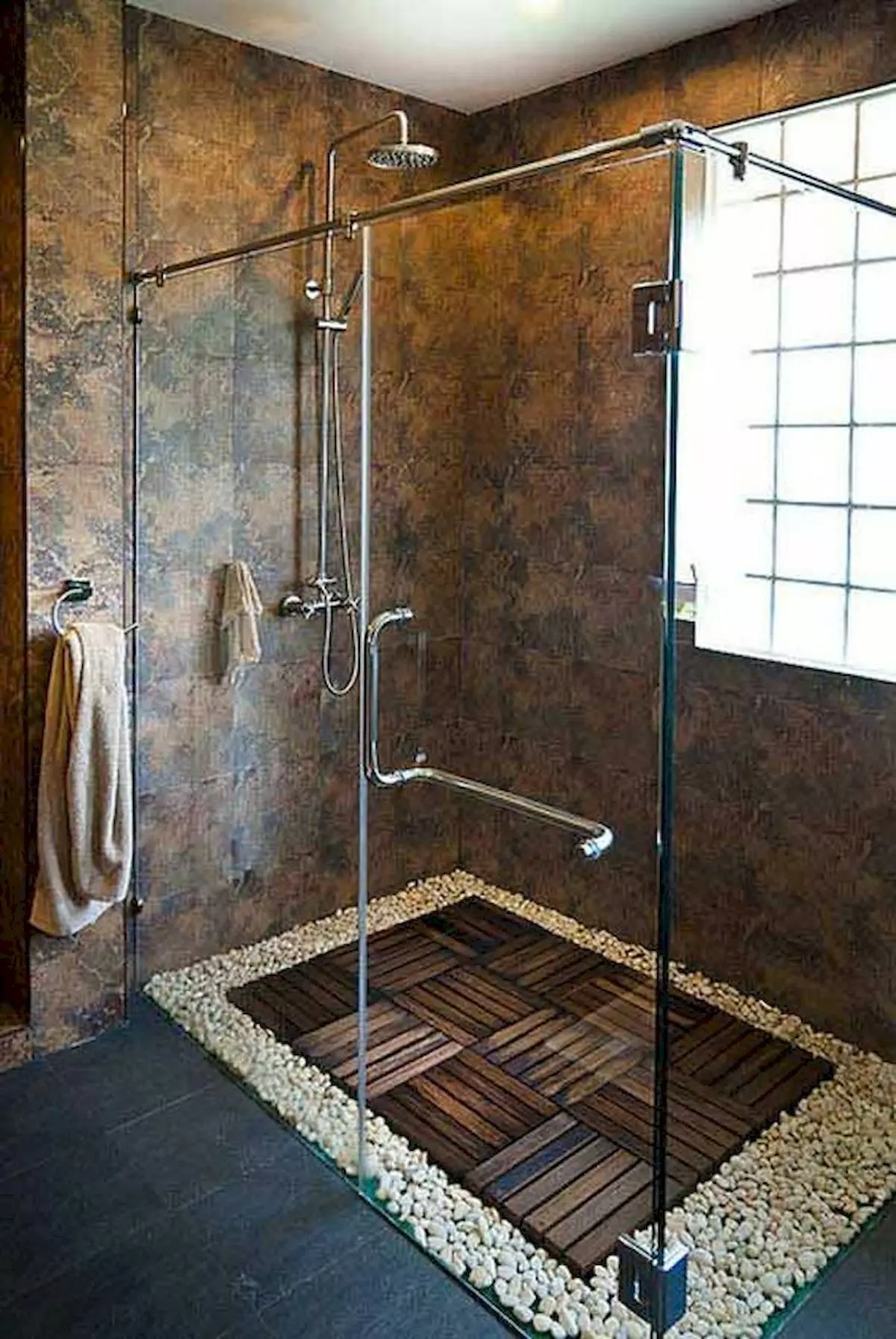 Pancuran tanpa kamar mandi ing jedhing (57 foto): Desain lan dekorasi kamar mandi kanthi pemandangan jiwa tanpa kabin ing omah pribadi lan apartemen 21400_9