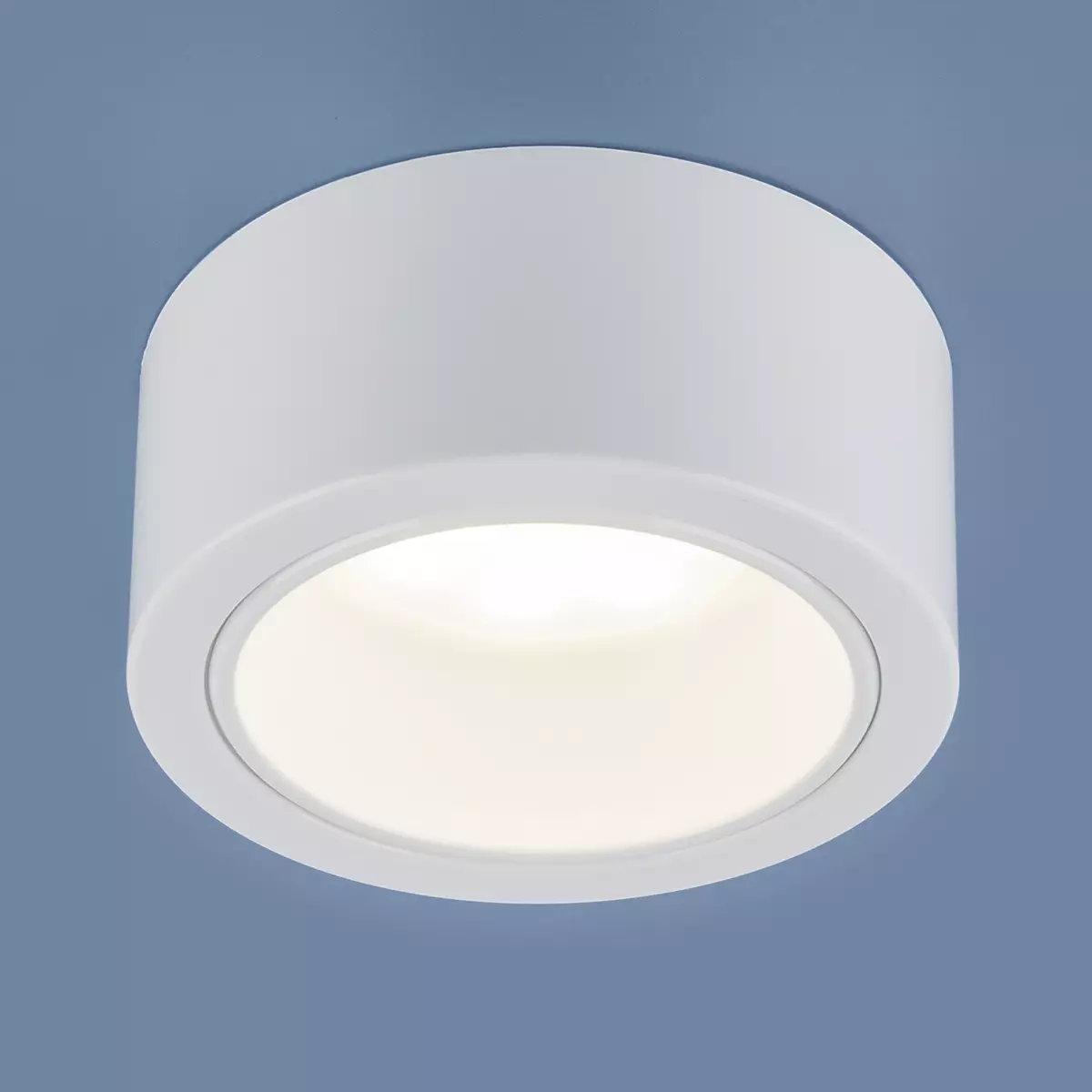 Pencahayaan di bilik mandi dengan siling regangan (50 gambar): Bagaimana untuk meletakkan lampu titik LED dan candelier? 21416_19