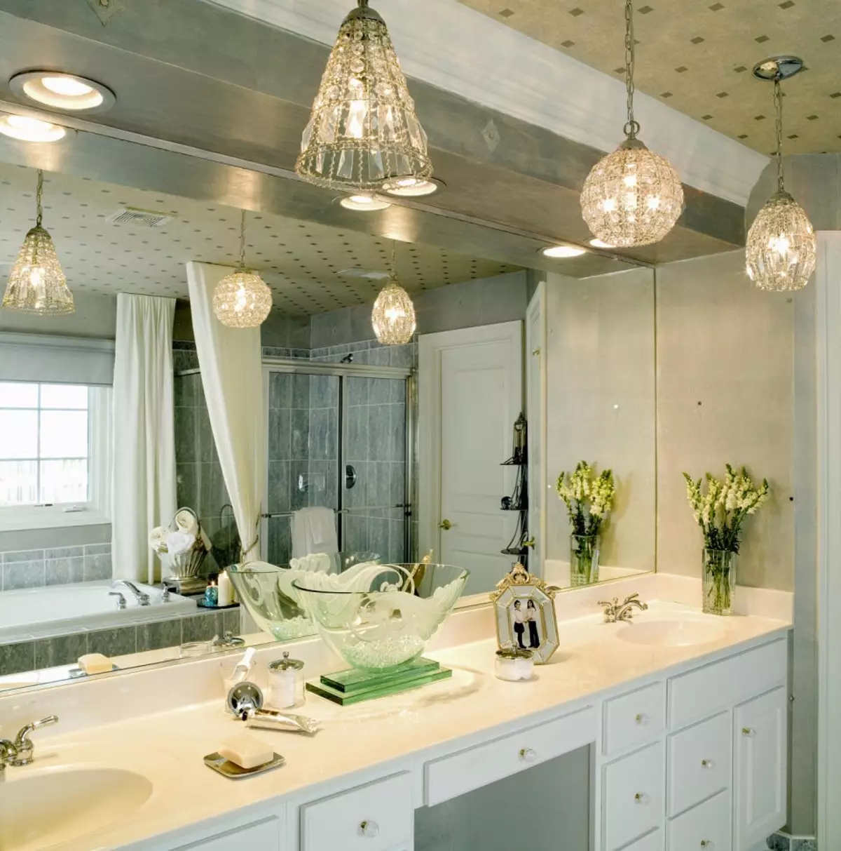 Pencahayaan di bilik mandi dengan siling regangan (50 gambar): Bagaimana untuk meletakkan lampu titik LED dan candelier? 21416_33