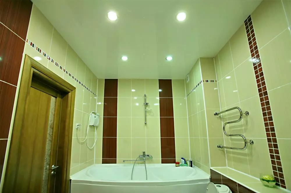 Pencahayaan di bilik mandi dengan siling regangan (50 gambar): Bagaimana untuk meletakkan lampu titik LED dan candelier? 21416_4