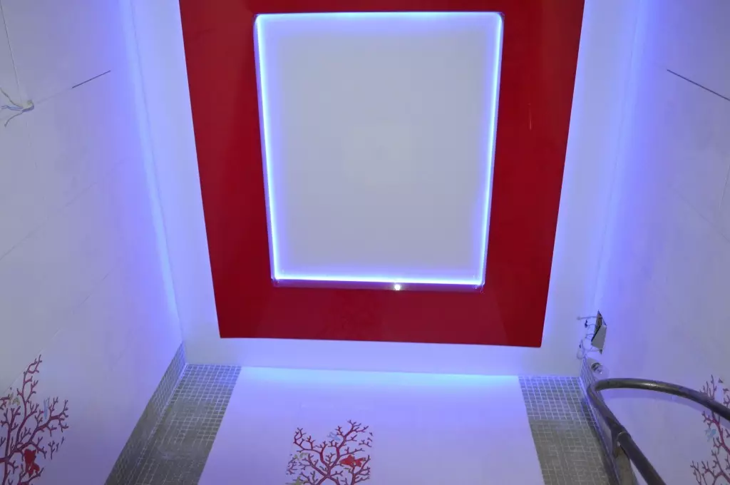 Pencahayaan di bilik mandi dengan siling regangan (50 gambar): Bagaimana untuk meletakkan lampu titik LED dan candelier? 21416_40