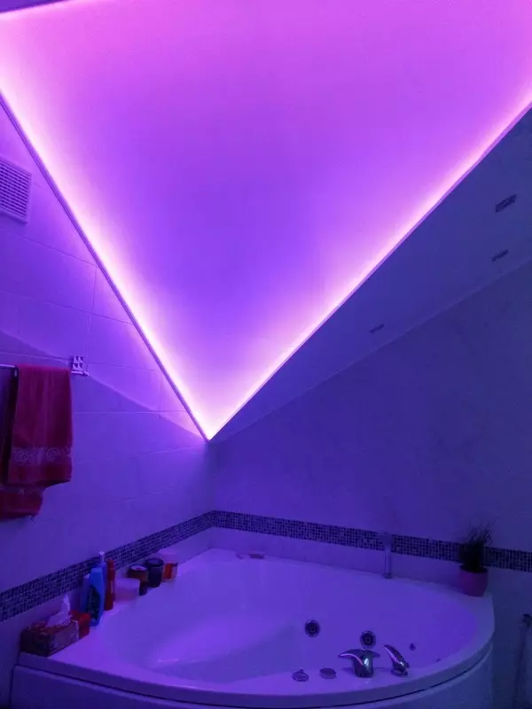 Pencahayaan di bilik mandi dengan siling regangan (50 gambar): Bagaimana untuk meletakkan lampu titik LED dan candelier? 21416_42