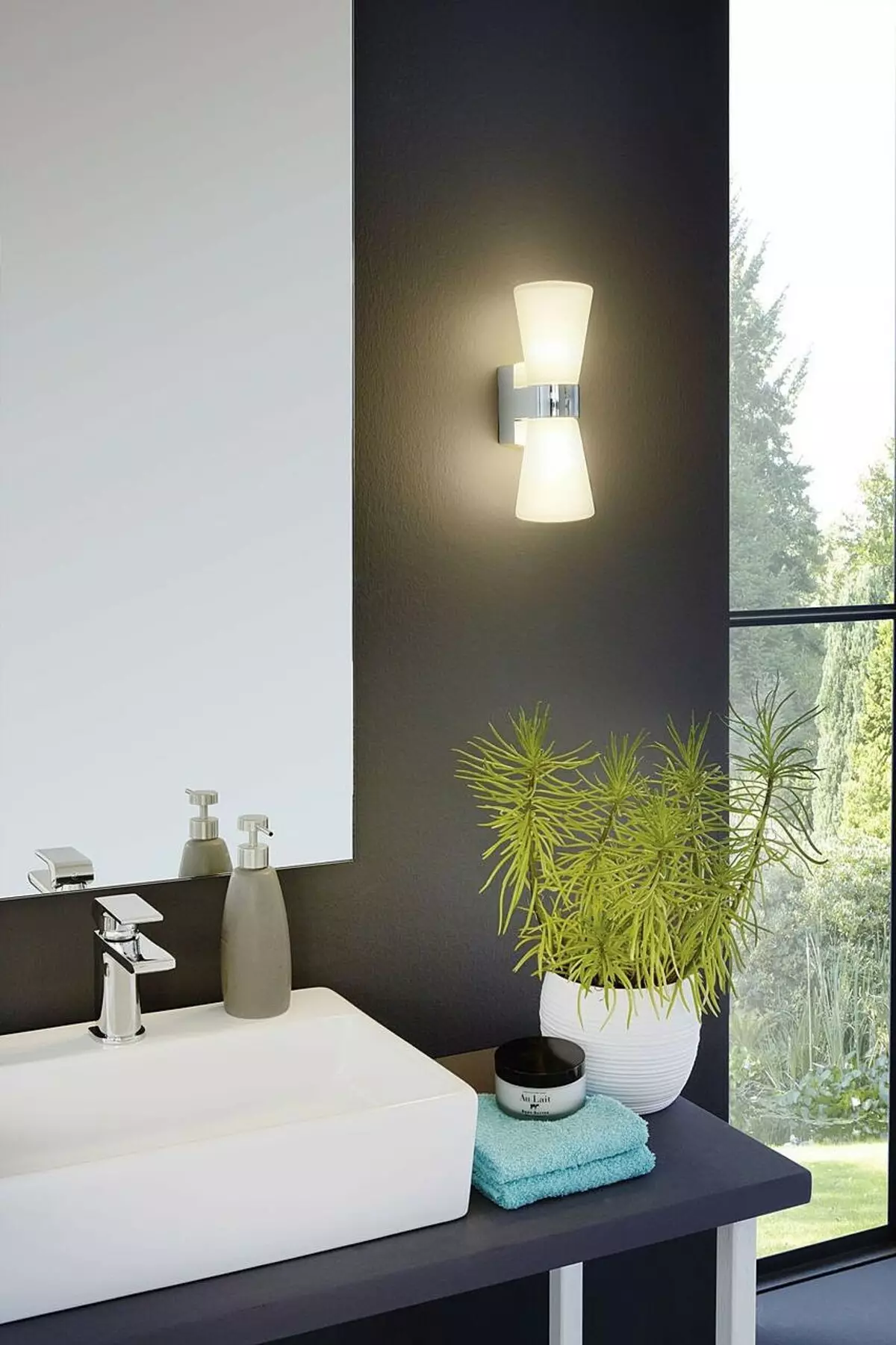 Pencahayaan di bilik mandi dengan siling regangan (50 gambar): Bagaimana untuk meletakkan lampu titik LED dan candelier? 21416_46