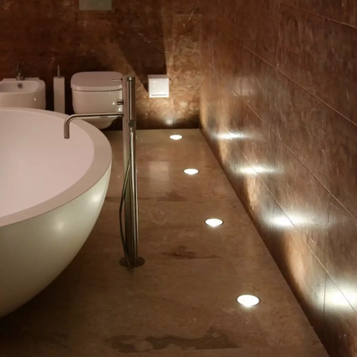Pencahayaan di bilik mandi dengan siling regangan (50 gambar): Bagaimana untuk meletakkan lampu titik LED dan candelier? 21416_48
