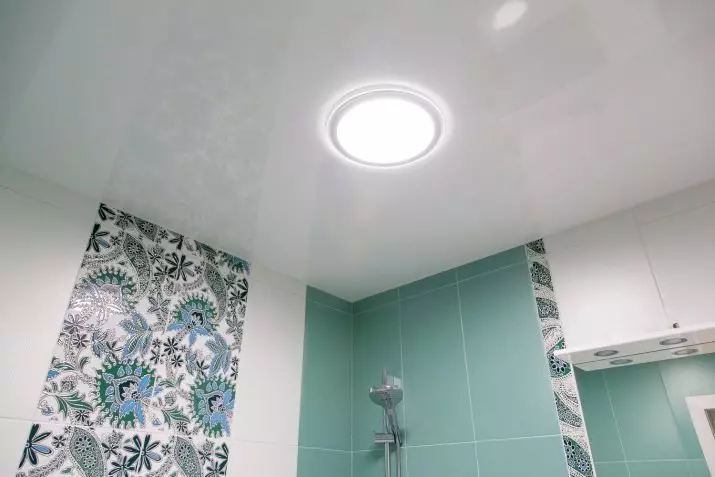 Pencahayaan di bilik mandi dengan siling regangan (50 gambar): Bagaimana untuk meletakkan lampu titik LED dan candelier? 21416_5