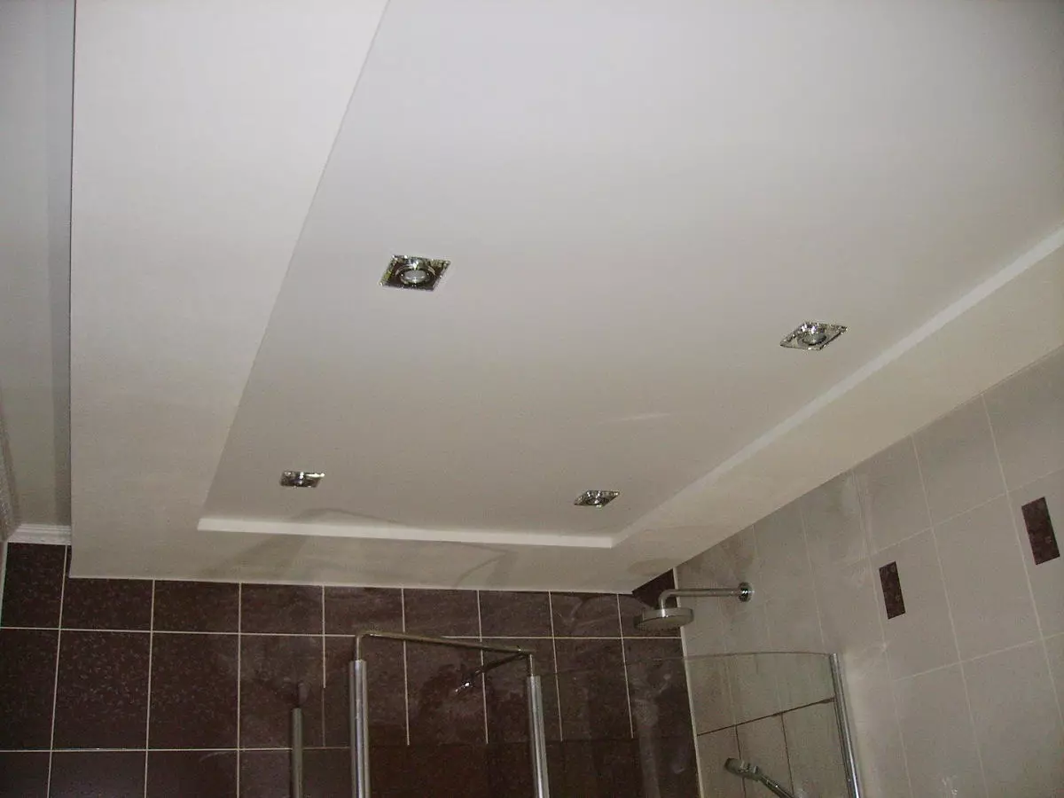 Strop v koupelně sádrokartonu (38 fotografií): Je možné provést sádrokartonový závěsný strop v koupelně? Výhody a zápory použití 21417_12
