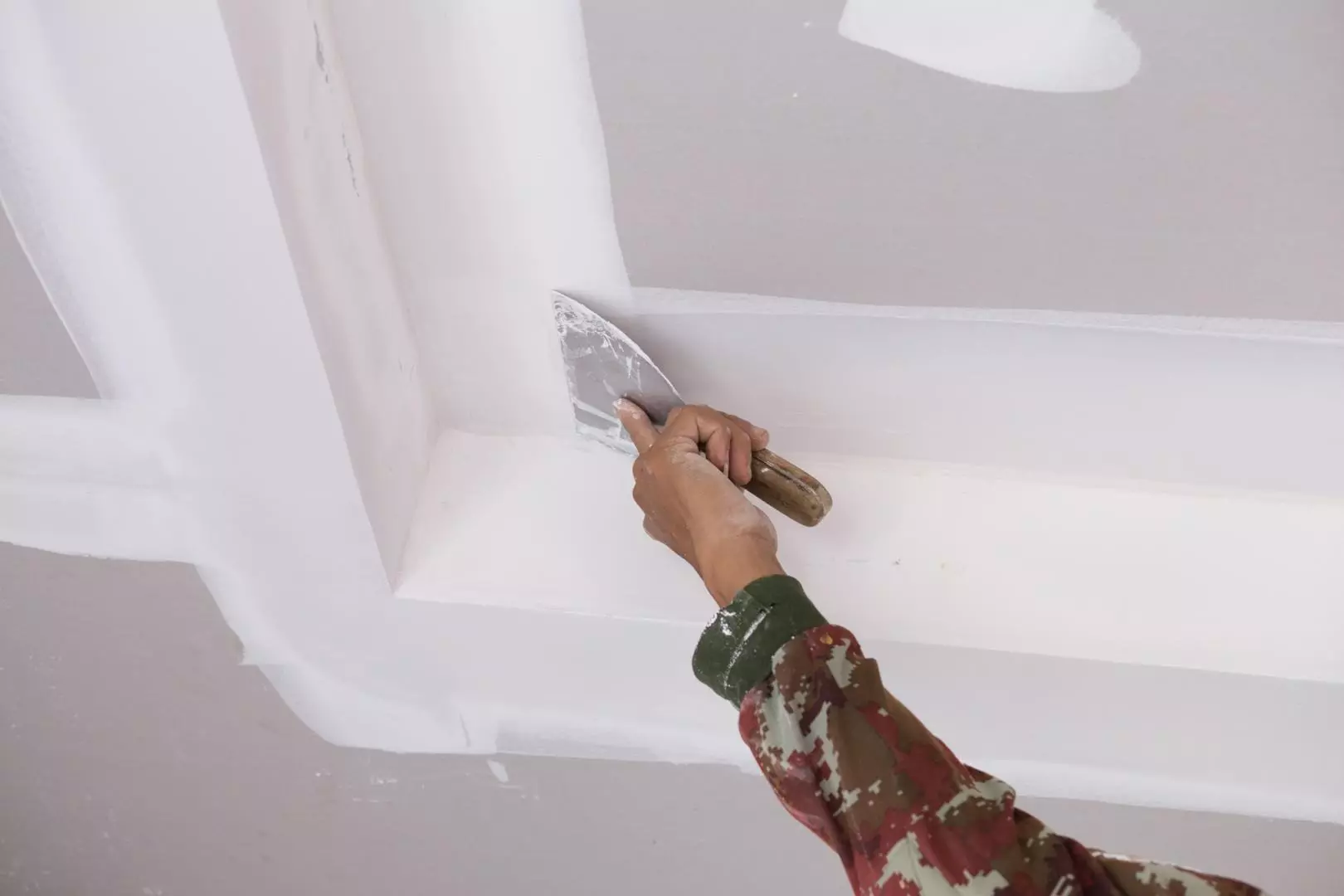 Ceiling ing Kamar Mandi Drywall (38 foto): Apa bisa nindakake suspensi plesterboard langit-langit ing kamar mandi? Pros lan konsep panggunaan 21417_17