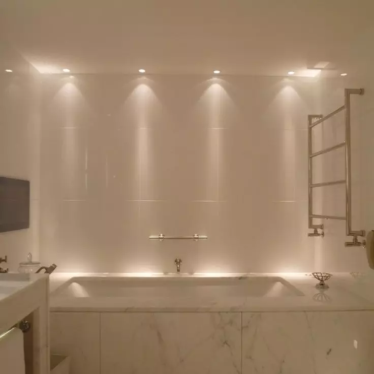 Vonios gipso kambario lubose (38 nuotraukos): ar vonios kambaryje galima padaryti gipso lentos pakabos lubas? Privalumai ir trūkumai 21417_29