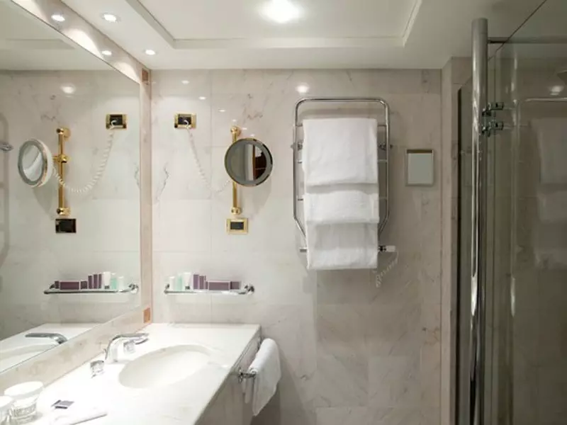 Piimasise vannitoa ülemmäär (38 fotot): kas on võimalik teha vannitoas kipsplaadi peatamise ülemmäära? Plussid ja miinused 21417_30