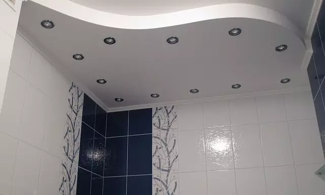 Strop v koupelně sádrokartonu (38 fotografií): Je možné provést sádrokartonový závěsný strop v koupelně? Výhody a zápory použití 21417_31