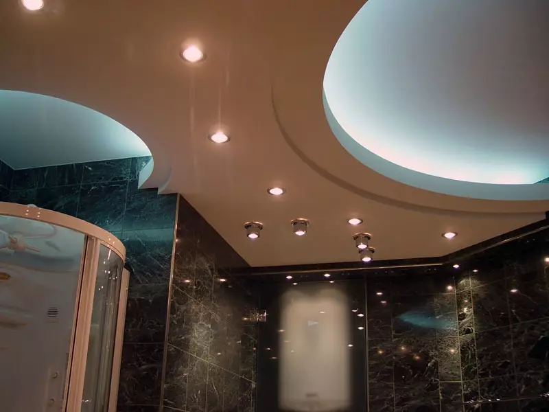 Strop v koupelně sádrokartonu (38 fotografií): Je možné provést sádrokartonový závěsný strop v koupelně? Výhody a zápory použití 21417_36