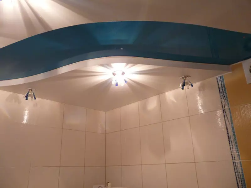 Drywall 욕실의 천장 (38 장의 사진) : 욕실에서 석고 보드 서스펜션 천장을 할 수 있습니까? 장단점 21417_37