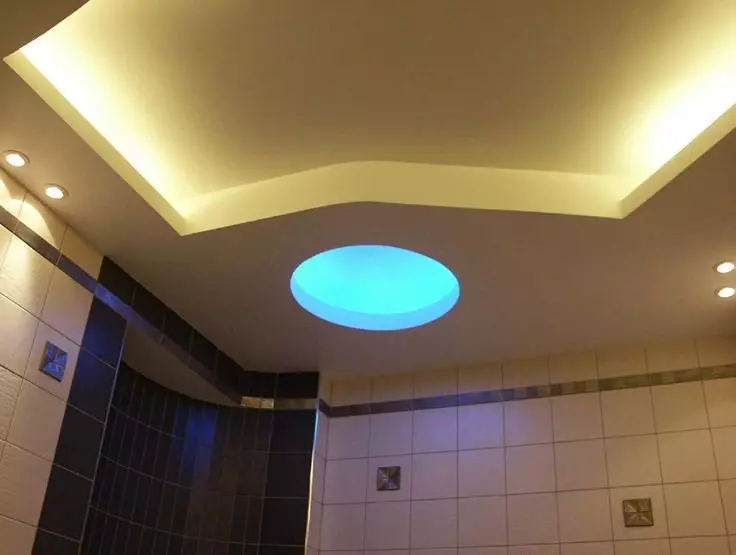 Strop v koupelně sádrokartonu (38 fotografií): Je možné provést sádrokartonový závěsný strop v koupelně? Výhody a zápory použití 21417_38