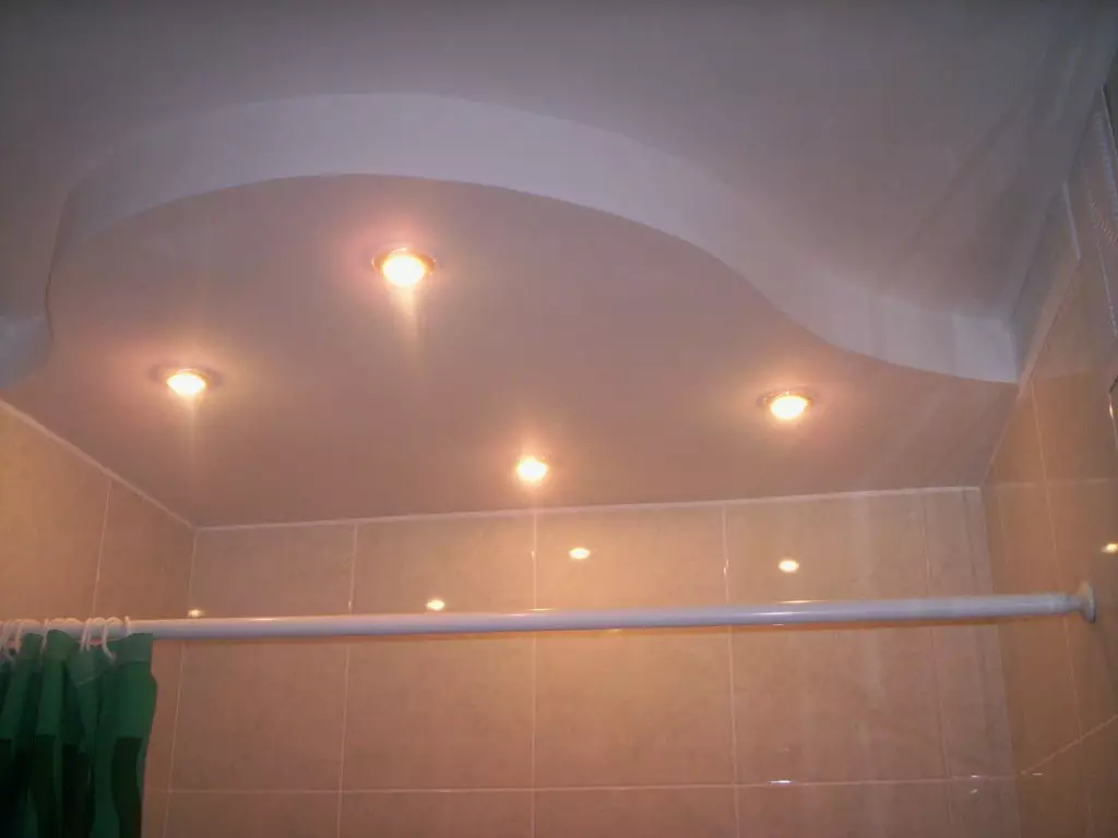 Ceiling ing Kamar Mandi Drywall (38 foto): Apa bisa nindakake suspensi plesterboard langit-langit ing kamar mandi? Pros lan konsep panggunaan 21417_8
