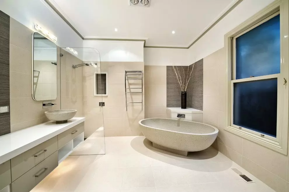 Trần trong phòng tắm vách thạch cao (38 ảnh): Có thể làm một tấm lơ lửng trong phòng tắm? Ưu và nhược điểm của việc sử dụng 21417_9