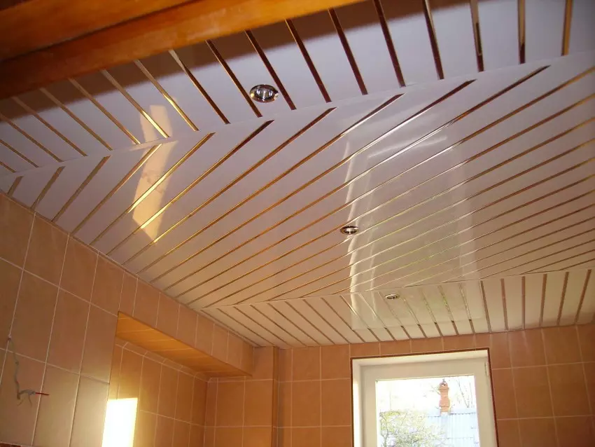 Окачени тавани в банята (53 снимки): От пластмасови панели и други видове шарнирни тавани за банята. Красиви примери с електрически крушки 21418_12