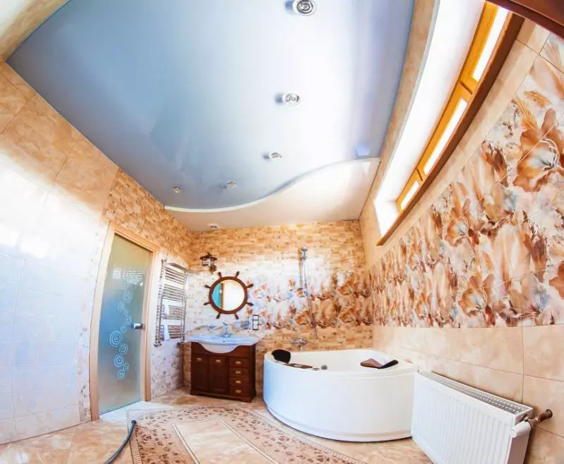 Окачени тавани в банята (53 снимки): От пластмасови панели и други видове шарнирни тавани за банята. Красиви примери с електрически крушки 21418_20