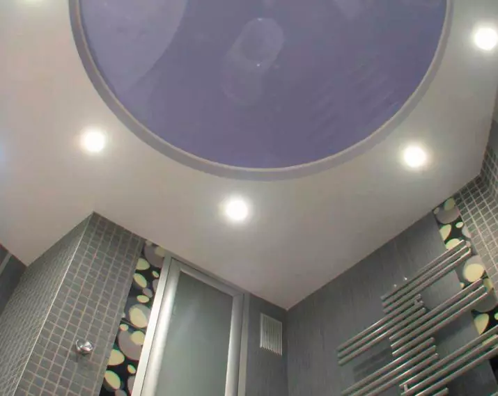 Окачени тавани в банята (53 снимки): От пластмасови панели и други видове шарнирни тавани за банята. Красиви примери с електрически крушки 21418_27