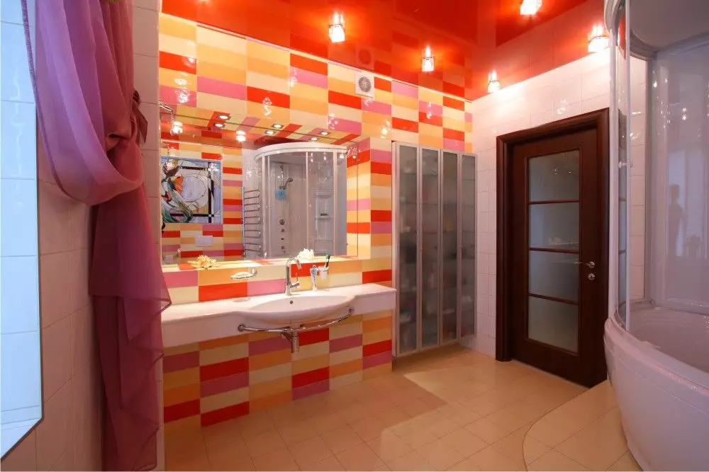 Langit-langit yang ditangguhkan di kamar mandi (53 foto): Dari panel plastik dan jenis langit-langit berengsel lainnya untuk kamar mandi. Contoh indah dengan bola lampu 21418_34