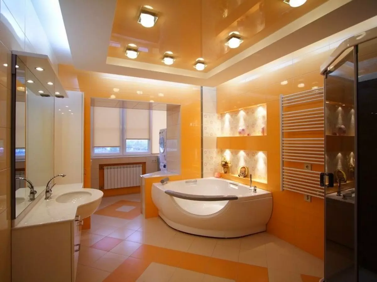 Окачени тавани в банята (53 снимки): От пластмасови панели и други видове шарнирни тавани за банята. Красиви примери с електрически крушки 21418_43