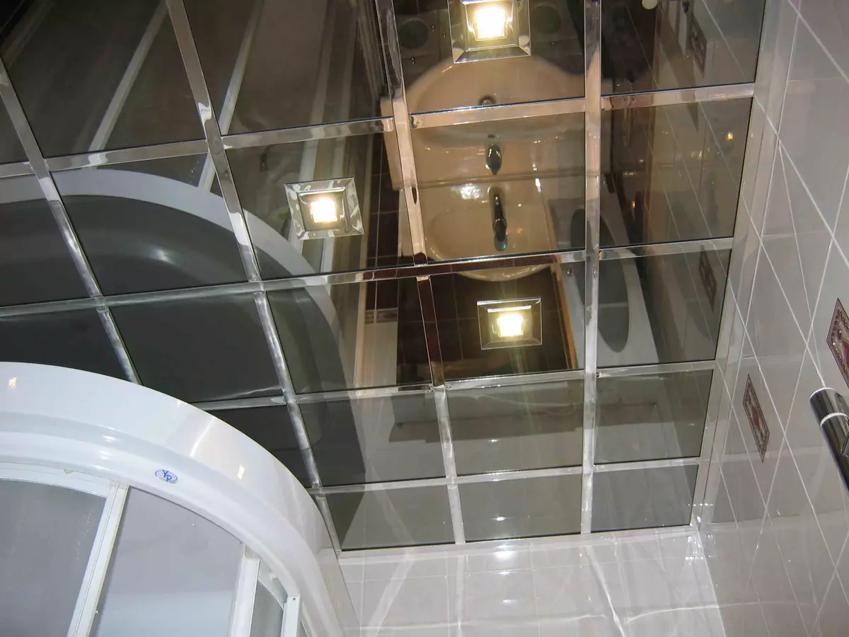 Окачени тавани в банята (53 снимки): От пластмасови панели и други видове шарнирни тавани за банята. Красиви примери с електрически крушки 21418_53