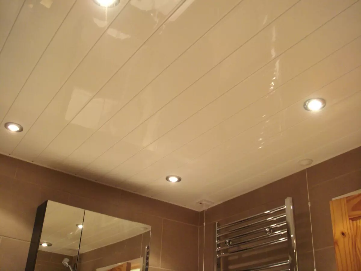 варианты отделки потолка ванной комнаты