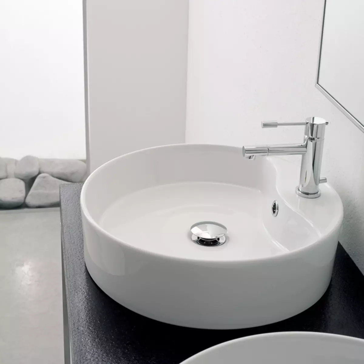 浴室下沉（113张照片）：尺寸的洗脸盆，桌面下的模型，亚克力和陶瓷，狭窄和方形水槽 21421_33