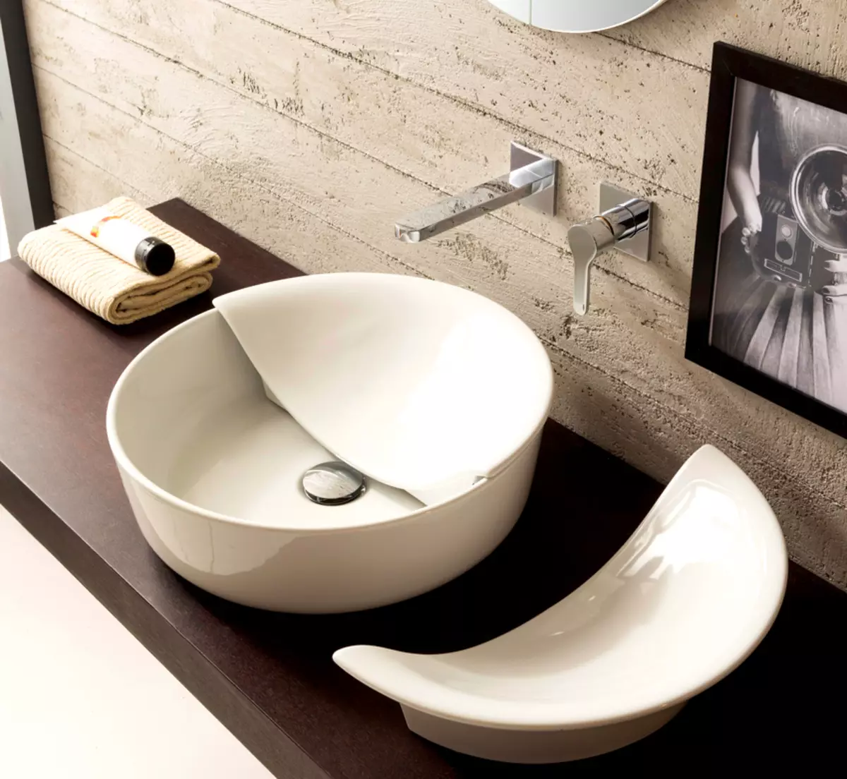 浴室下沉（113张照片）：尺寸的洗脸盆，桌面下的模型，亚克力和陶瓷，狭窄和方形水槽 21421_65