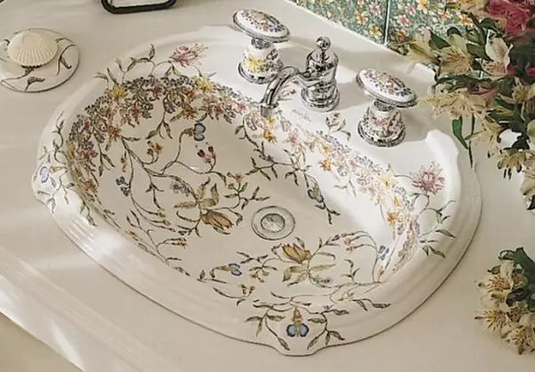 Chiuveta în baie (113 fotografii): Dimensiuni de chiuvete, model sub masă, acrilic și ceramic, chiuvete înguste și pătrate 21421_83