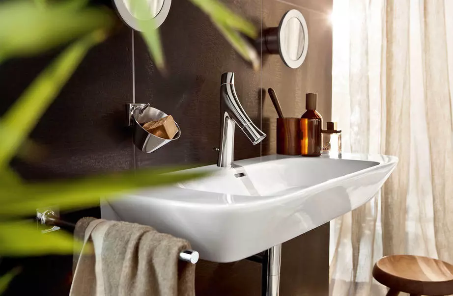 Banyoda asma lavabo: monte edilmiş lavabolar braketi ile 50-60 cm ve bir kesici 55-80 cm yıkama, diğer modeller 21424_15