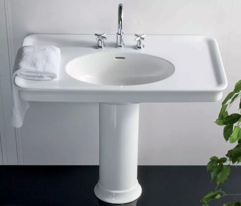 Banyoda asma lavabo: monte edilmiş lavabolar braketi ile 50-60 cm ve bir kesici 55-80 cm yıkama, diğer modeller 21424_21