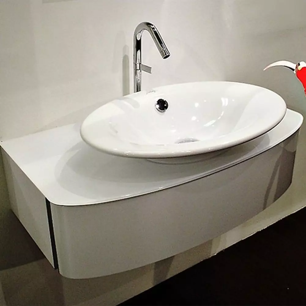 Banyoda asma lavabo: monte edilmiş lavabolar braketi ile 50-60 cm ve bir kesici 55-80 cm yıkama, diğer modeller 21424_27