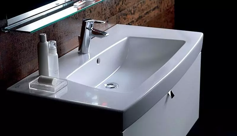 Banyoda asma lavabo: monte edilmiş lavabolar braketi ile 50-60 cm ve bir kesici 55-80 cm yıkama, diğer modeller 21424_34