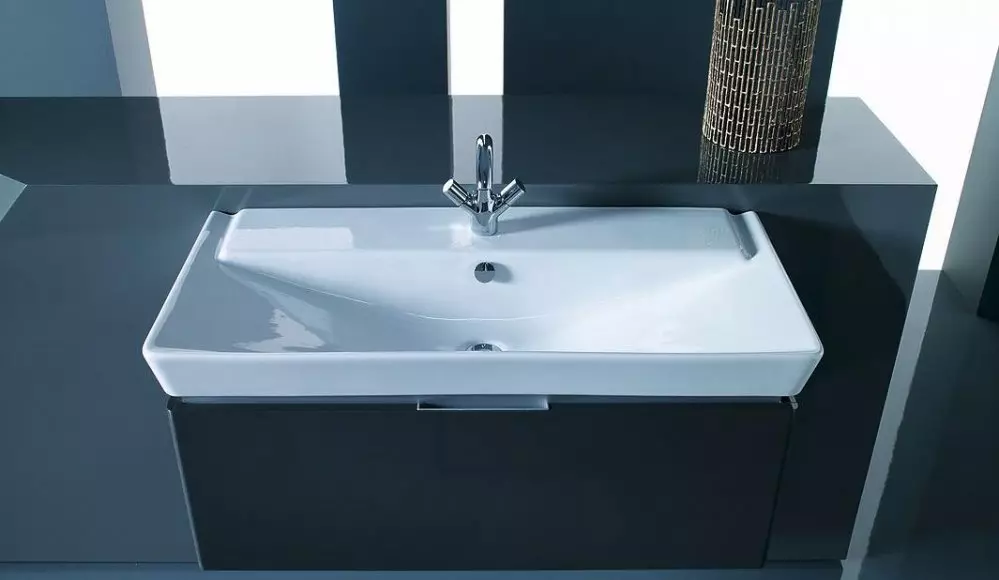 Banyoda asma lavabo: monte edilmiş lavabolar braketi ile 50-60 cm ve bir kesici 55-80 cm yıkama, diğer modeller 21424_35