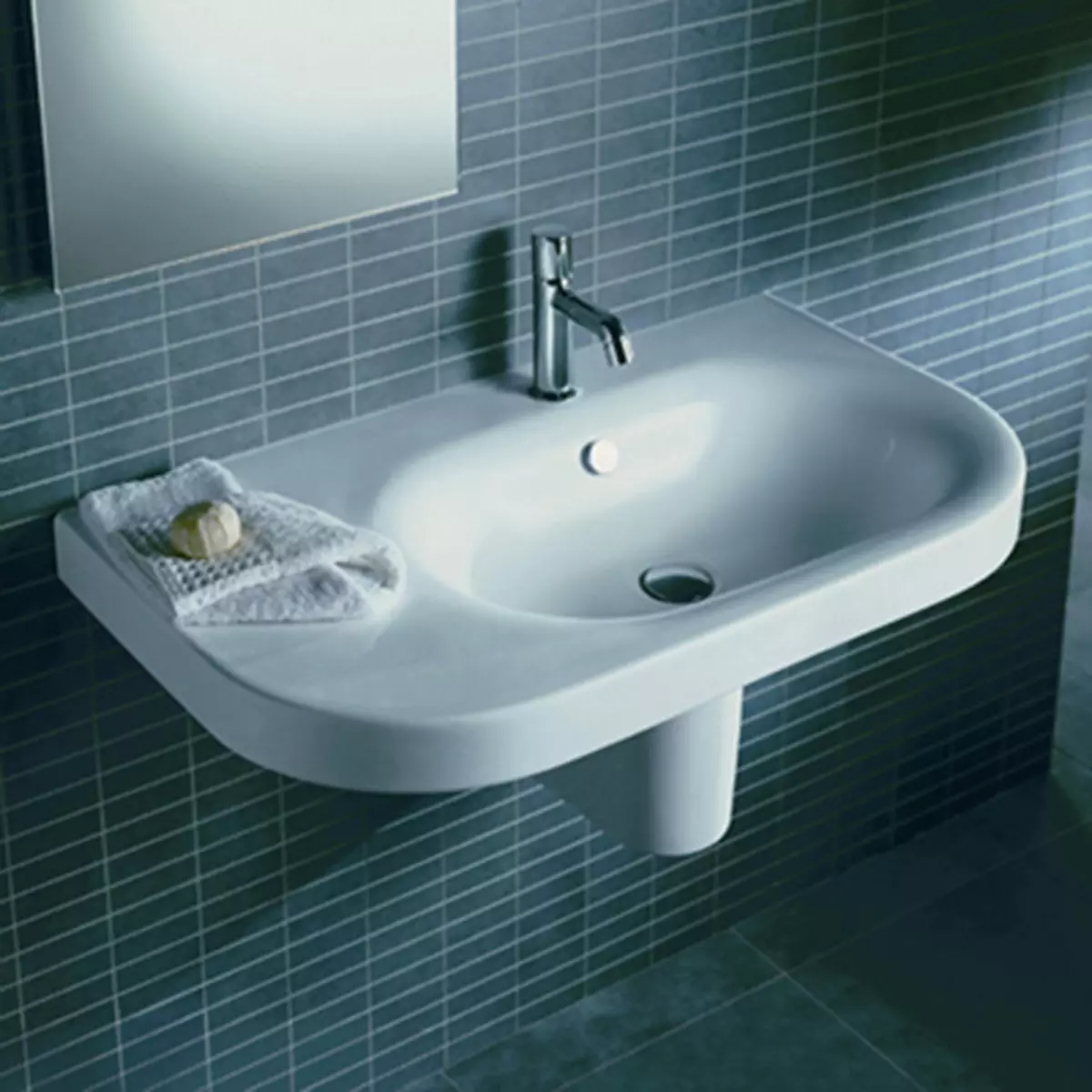 Banyoda asma lavabo: monte edilmiş lavabolar braketi ile 50-60 cm ve bir kesici 55-80 cm yıkama, diğer modeller 21424_43