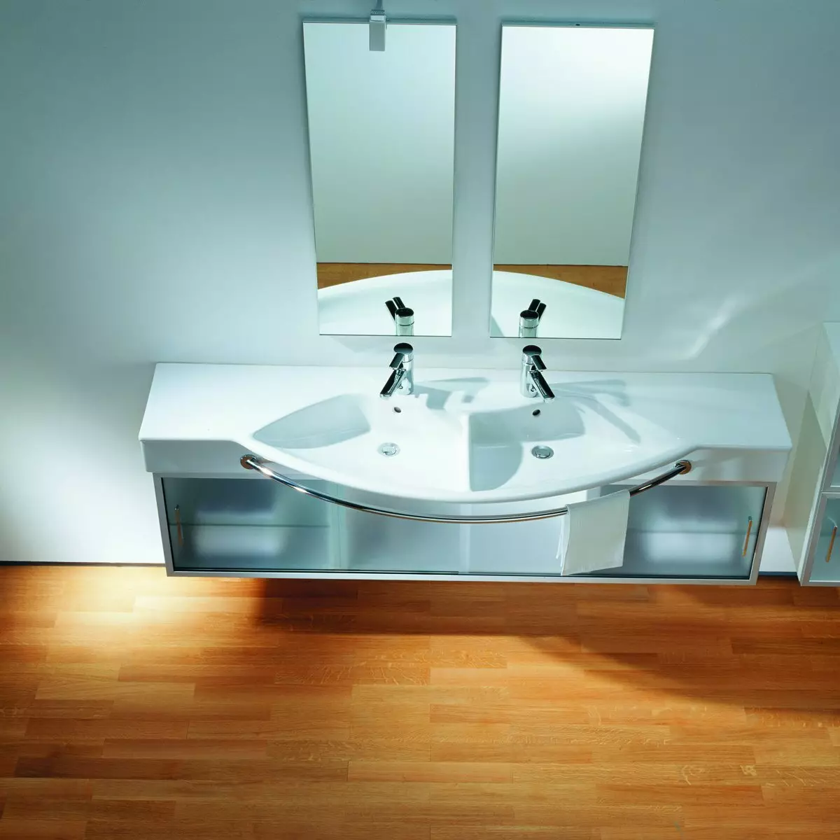 Banyoda asma lavabo: monte edilmiş lavabolar braketi ile 50-60 cm ve bir kesici 55-80 cm yıkama, diğer modeller 21424_65