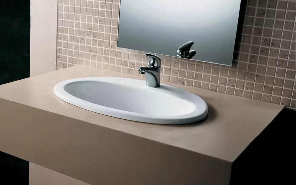 Built-in Sinks di kamar mandi (65 foto): Pilihan cut-in atas dan bawah cangkang di worktop, tinggi 21429_18