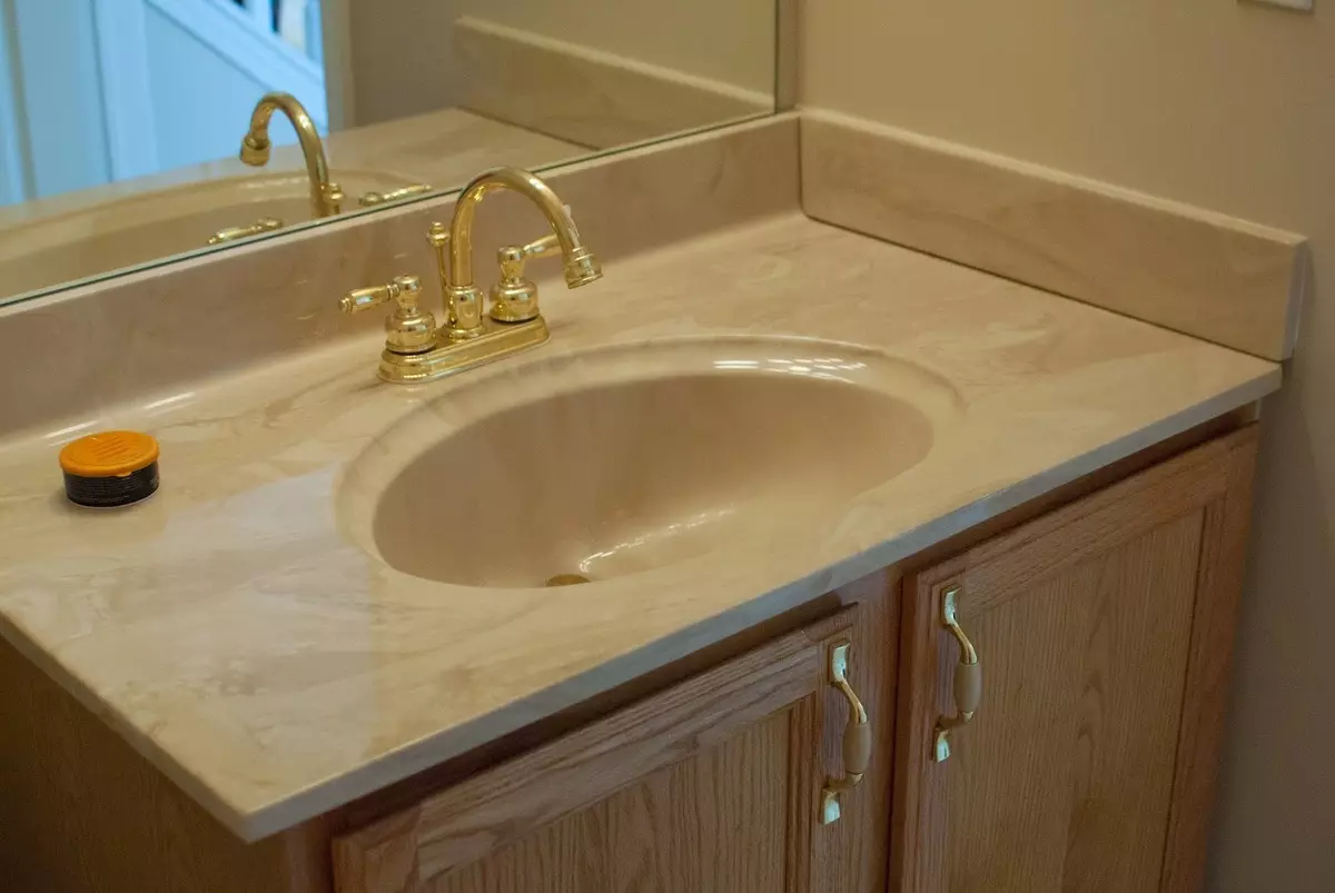 Built-in Sinks di kamar mandi (65 foto): Pilihan cut-in atas dan bawah cangkang di worktop, tinggi 21429_26