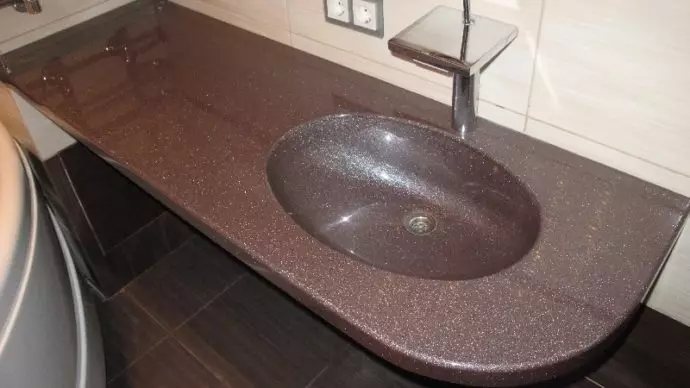 Built-in Sinks di kamar mandi (65 foto): Pilihan cut-in atas dan bawah cangkang di worktop, tinggi 21429_27